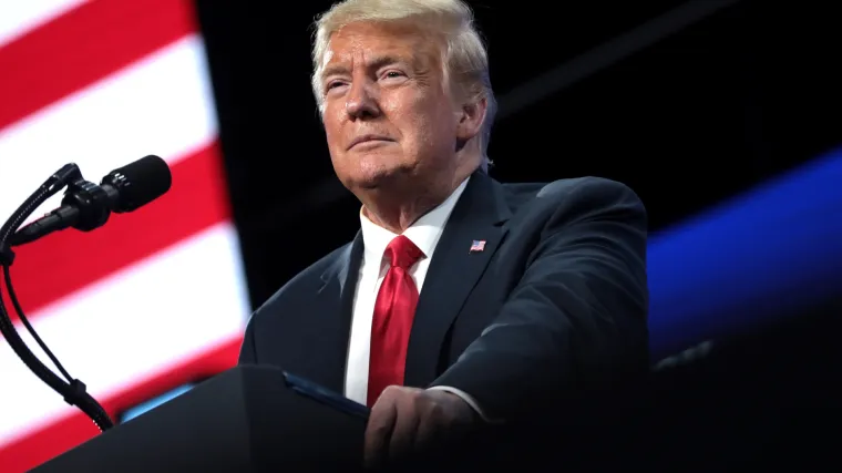 Roosevelt je preko radija popularizirao "razgovore uz kamin". Trump je na Twitteru prikupio gotovo 90 milijuna pratitelja