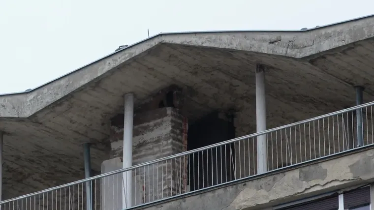 Svi detalji otklanjanja opasne betonske nadstre&scaron;nice na vrhu zgrade u zagrebačkoj Vukovarskoj. Ko&scaron;tat će dva i pol milijuna kuna i trajati dva mjeseca