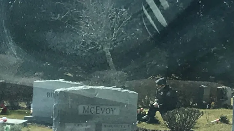 Fotografija koja je obi&scaron;la svijet: Dok je trajala Bidenova inauguracija, na grobu njegovog sina uhvaćen dirljiv trenutak