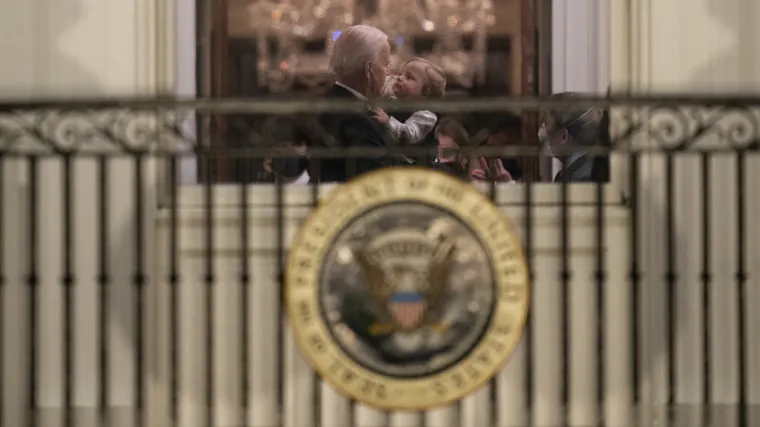 VIDEO Biden je već prvog dana ganuo sve: Ples s 8-mjesečnim unukom koji je dobio ime po pokojnom sinu