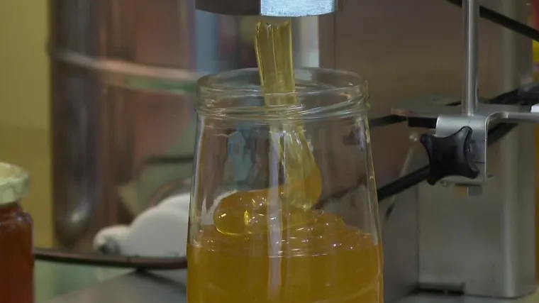 U vrijeme pandemije koronavirusa porasla je prodaja meda na kućnom pragu, a neki su se okrenuli i novim načinima prodaje - medomatima