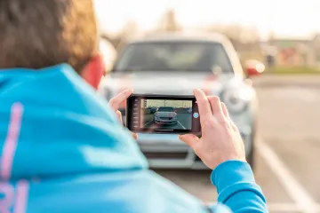 Branik je zijevao sa strane, unutrašnjost oštećena, a za dijelove koji su nedostajali uvjeravao me da su ukradeni
