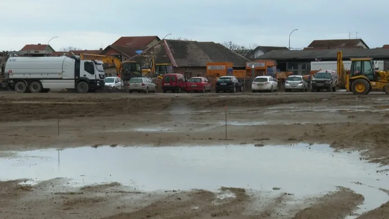 Kuće su im nesigurne, ali u njih moraju ulaziti, a gradili&scaron;te kontejnerskog naselja zjapi prazno