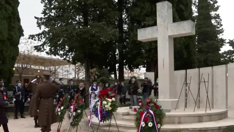 Predsjednik otkazao dolazak na obilježavanje akcije Maslenice zbog HOS-ovaca s usta&scaron;kim obilježjima. Premijer: 'To je provokacija pred izbore'