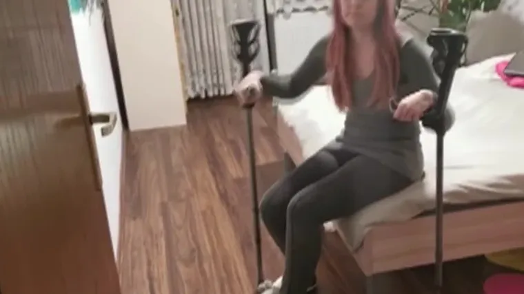 Od bolova doslovno pada u nesvijest, a cijena lijeka koji joj pomaže porasla nevjerojatnih 350 posto! Potraga donosi kako živi Anja i ostali oboljeli od rijetkih bolesti