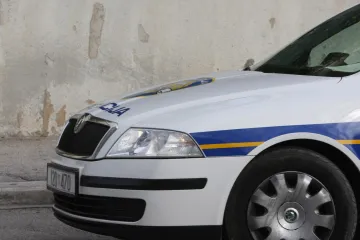 S pomagačima ga napao, pretukao te mu ukrao novac i mobitel