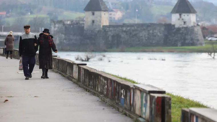U Hrvatskoj Kostajnici tri obitelji žive na rubu klizi&scaron;ta: 'Dobro smo, držimo se zubima za vjetar'