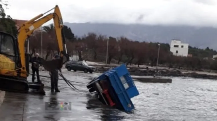 Kamion upao u more pa ga bager morao izvlačiti