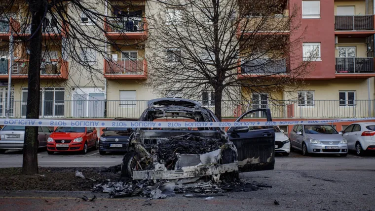 FOTO Evo &scaron;to je ostalo od Mercedesa koji je sinoć gorio u &Scaron;panskom