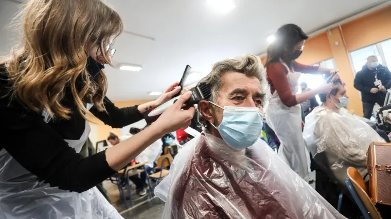 FOTO Lijepa gesta: Frizeri iz svih krajeva Hrvatske &scaron;i&scaron;ali stanovnike Gline i okolnih krajeva