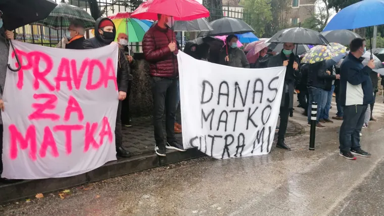 FOTO, VIDEO Miran prosvjed u Dubrovniku kao podr&scaron;ka Matku Klariću, načelniku koji je optužen za seksualno uznemiravanje