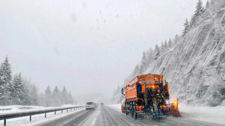 Snježni kaos u Gorskom kotaru, HAK izdao upozorenje! Zbog olujnog juga u prekidu katamaranske i dvije trajektne linije