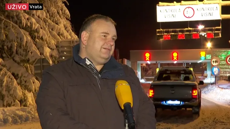 Brojni su zapeli na cesti zbog snijega, no sada je sve pod kontrolom: 'Autocesta je u 19 sati otvorena za sve skupine vozila'