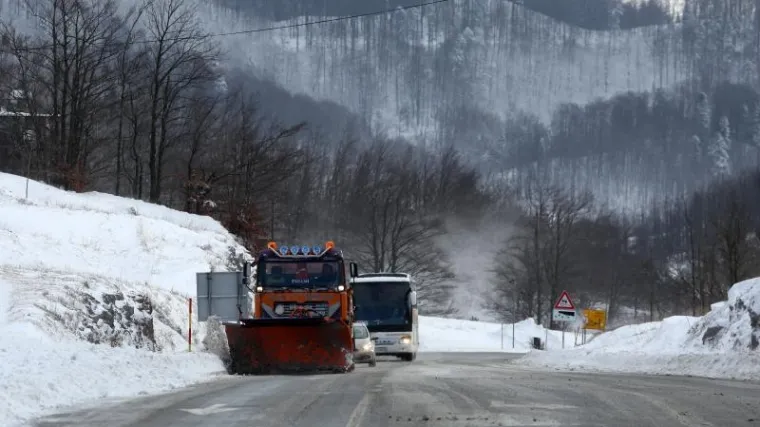 Zatvorena Sljemenska cesta, u prekidu trajektne i katamaranske linije