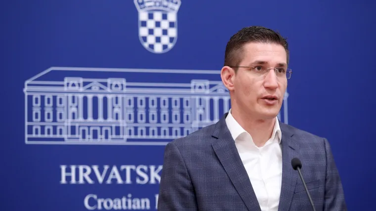 'Ponašaju se kao pijani bogataši i služe za uhljebljivanje stranačkih kadrova'