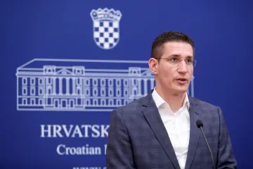 'Ponašaju se kao pijani bogataši i služe za uhljebljivanje stranačkih kadrova'