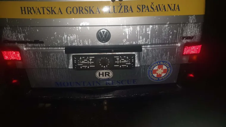 Kome ovako ne&scaron;to može pasti na pamet?! Vandali o&scaron;tetili HGSS-ov kombi: Pokidali brisače, retrovizor i tablice