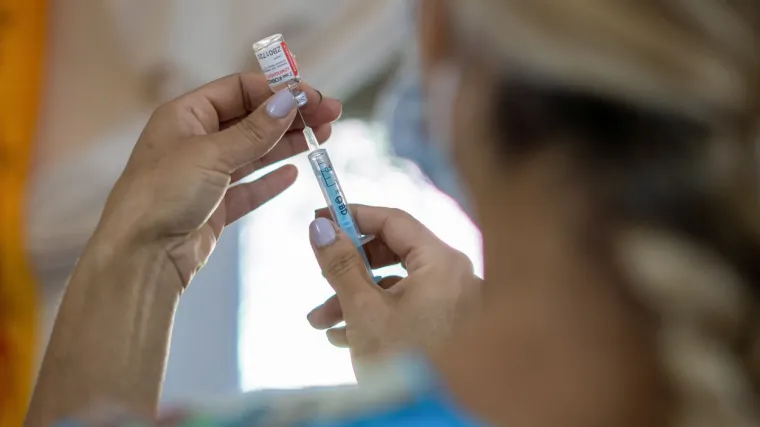 Milijarde čekaju u redu, a podjela cjepiva ide sporo: 'Kupite bez obzira na cijenu, to je jedini način!'