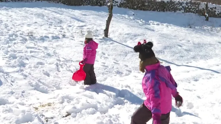 Snježne radosti moguće su i u Dalmaciji, i to u malom mjestu nedaleko od Sinja: 'Malo pu&scaron;e, ali je predivno'