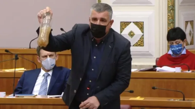 VIDEO Bulj u Saboru Plenkoviću pokazivao bocu s - fekalijama: 'Ovo ulazi u moju Cetinu!'