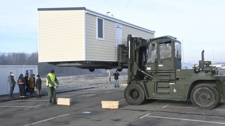 Poslali su 20 stambenih i 12 sanitarnih kontejnera; 'Želimo vam puno hrabrosti i snage'
