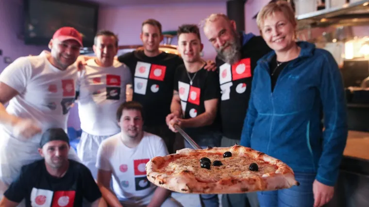 Pizza majstori u manje od mjesec dana podijelili čak 30.000 pizza u Petrinji!