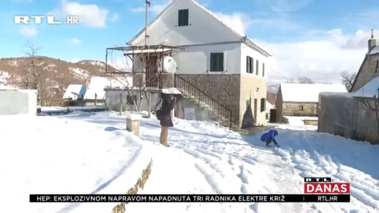 Snježne radosti moguće su i u Dalmaciji, i to u malom mjestu nedaleko od Sinja: 'Malo pu&scaron;e, ali je predivno'
