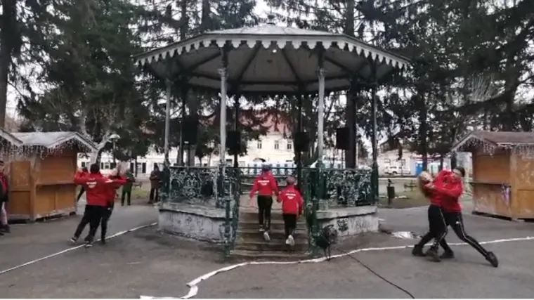 VIDEO Četiri plesna para otplesala su bečki valcer u Petrinji i poručili kako grad nije mrtav