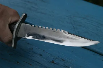 S leđa ubo oca u vrat i umalo ga ubio; Sada je u istražnom zatvoru