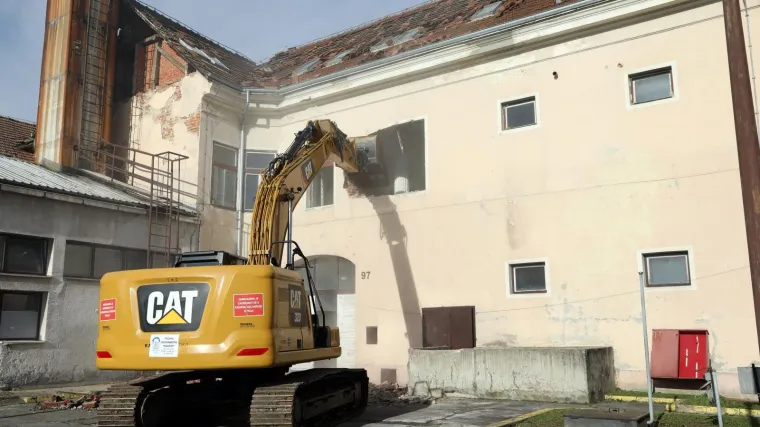 Počela ru&scaron;enja u Sisku, u Petrinji bageri uga&scaron;eni čim je premijer oti&scaron;ao, &scaron;to se točno dogodilo?