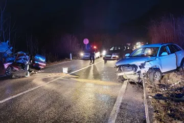 Dvoje ljudi poginulo u frontalnom sudaru