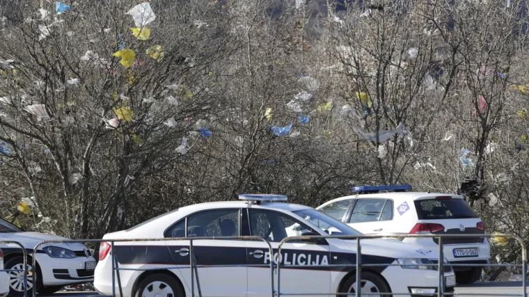Tijela mladića i djevojke pronašli u parkiranom autu u garaži u Bosanskoj Kostajnici; 'Dobili smo informaciju iza 7 sati...'