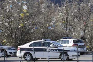 Tijela mladića i djevojke pronašli u parkiranom autu u garaži u Bosanskoj Kostajnici; 'Dobili smo informaciju iza 7 sati...'