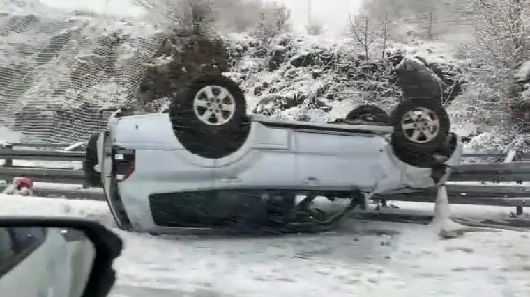 VIDEO Oprez! Zbog snijega otežan promet: Kod tunela Sveti Rok auto zavr&scaron;io na krovu