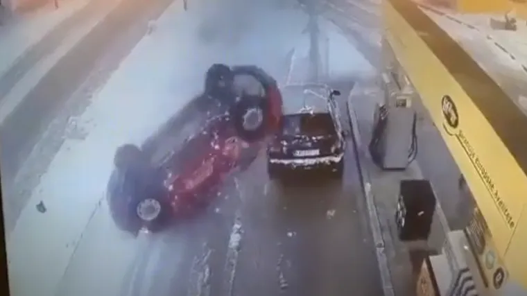 VIDEO Pijani mu&scaron;karac je udario u rubnik i prevrnuo se, gotovo je pokupio čovjeka koji je točio gorivo