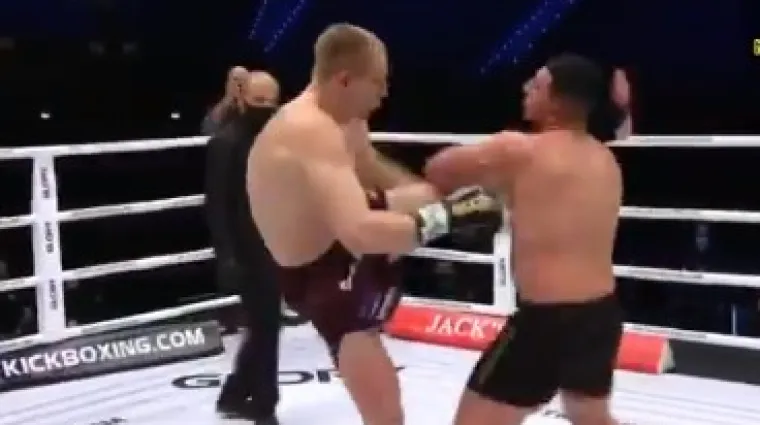 Pogledajte zastra&scaron;ujući nokaut koji je protivnika izbacio iz ringa