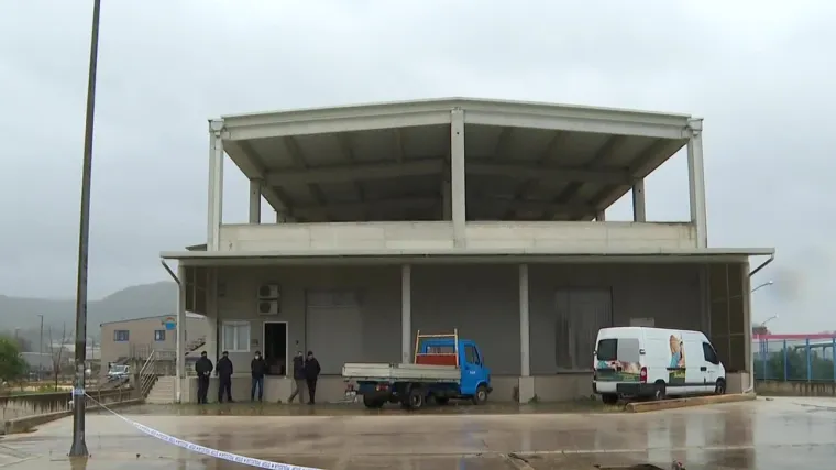 Ubojica iz &Scaron;ibenika imao dosje zbog obiteljskog nasilja. Na&scaron;li mu jo&scaron; ilegalnog oružja. U krvavom pohodu koristio kineski kala&scaron;njikov