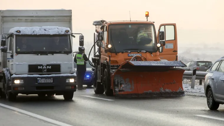 Automobilom naletio na ralicu HAC-a, jedna osoba poginula; Na istoj cesti dogodila se jo&scaron; jedna nesreća