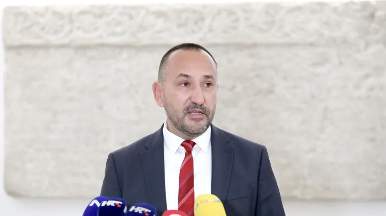 Hrvatski suverenisti počeli su prikupljati potpise za Zakon o za&scaron;titi života