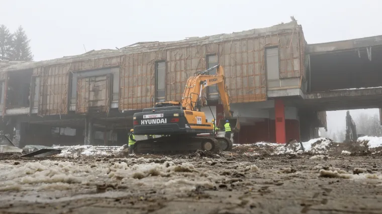 FOTO Drugi poku&scaron;aj: Započelo ru&scaron;enje stare robne kuće Petrinjka koja je o&scaron;tećena u potresu