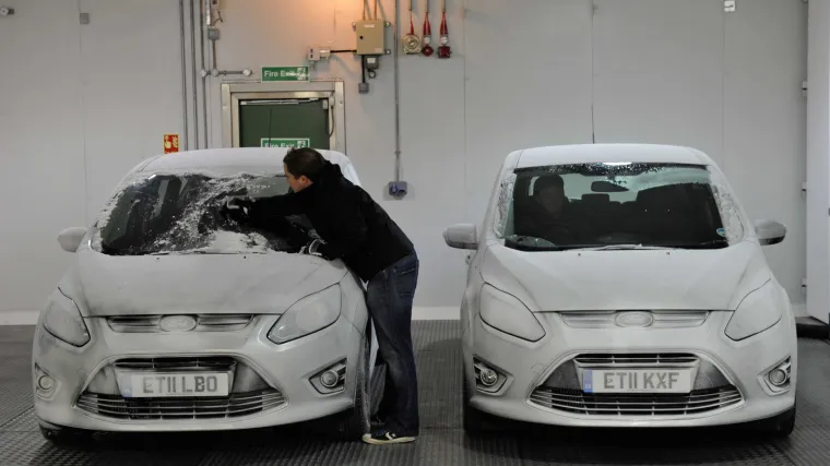 HAK upozorava: Evo kako rije&scaron;iti problem kad se stakla na automobilu zamrznu iznutra