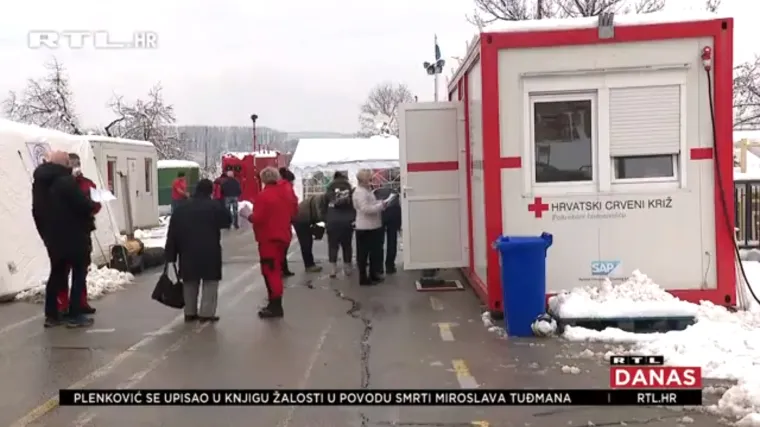 Građani Petrinje predaju zahtjeve Crvenom križu za novčanu pomoć, prikupljeno vi&scaron;e od 46 milijuna kuna: 'Svaka pomoć je dobro do&scaron;la'