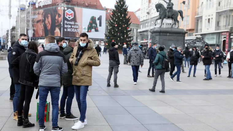 Poduzetnici prosvjeduju u Zagrebu: 'Dosta nam je izgovora i lažnih obećanja! Voda je do&scaron;la do grla'