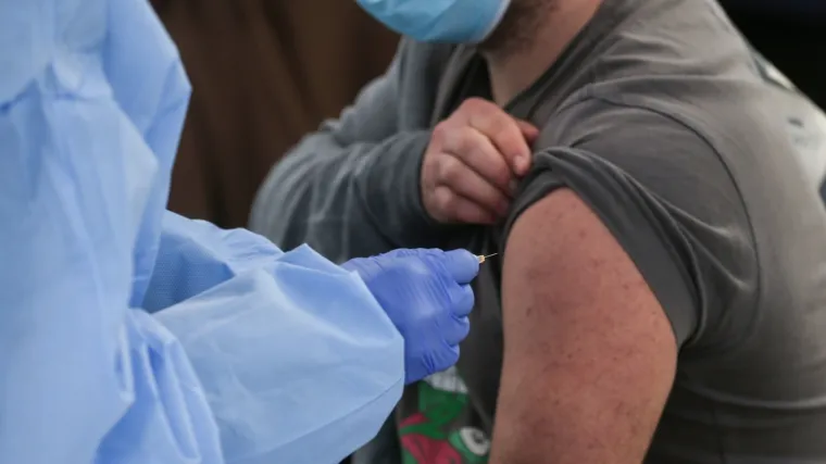 Tro&scaron;kovi, sumnjičavost, birokracija: Za&scaron;to kasni cijepljenje?