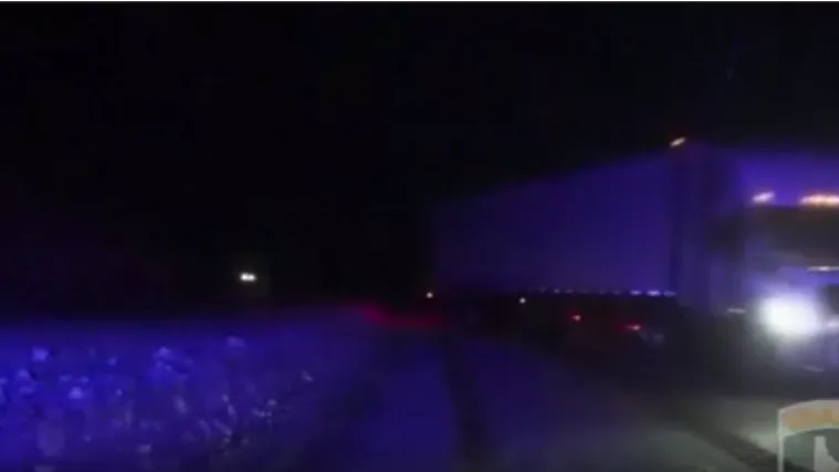 Nevjerojatan VIDEO: Kamion mu se na zaleđenoj cesti oteo kontroli i zabio se u policijsko vozilo, a on je samo nastavio dalje!