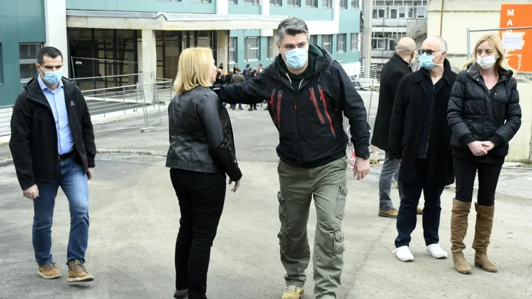 Milanović posjetio potresom pogođeno područje: 'Znamo da postoje kontejneri ovakvi i onakvi, kao &scaron;to postoje i cipele različite'