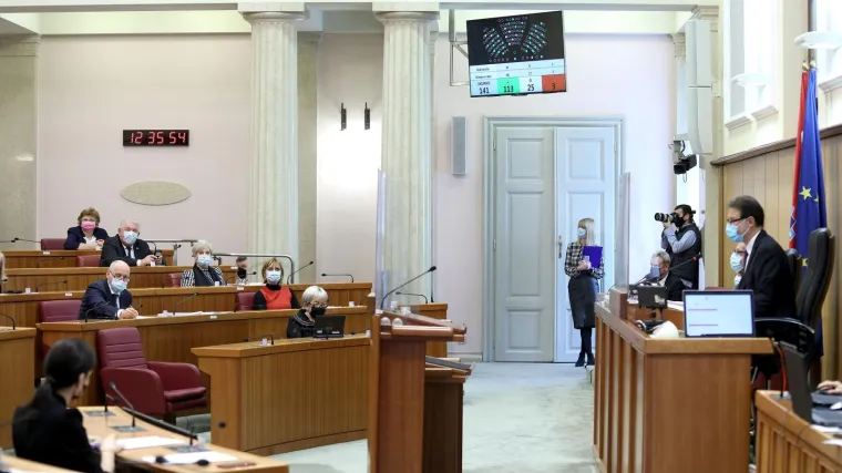 Vladajući srušili prijedlog oporbe, kolege napadaju Hrebaka da je bešćutan i licemjeran