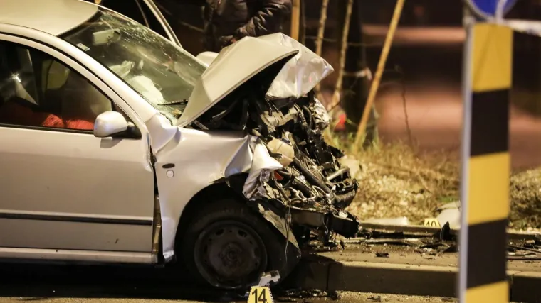 U prometnoj nesreći poginuo 25-godi&scaron;njak: Od siline udarca, puknuli stupovi i električni vodovi