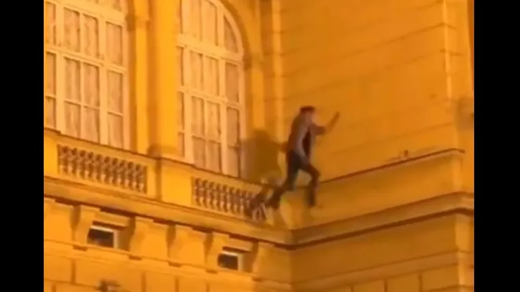 VIDEO Opasna igra sa životom! Pogledajte &scaron;to je radio mladić koji se popeo na zgradu HNK