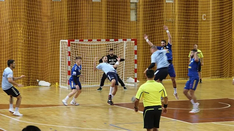 U masovnoj tučnjavi ozlijeđena dva igrača, uletjeli navijači, intervenirala policija